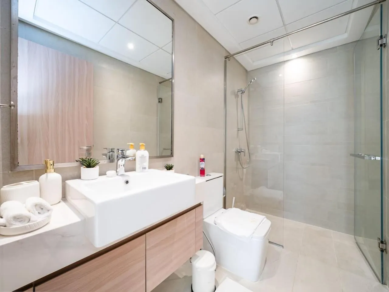 Апартаменты Serene 1-Bedroom Retreat In Azizi Riviera With Calming Tones Дубай