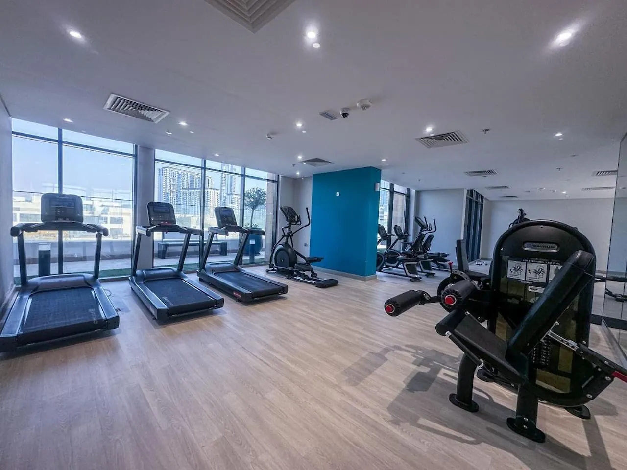 Serene 1-Bedroom Retreat In Azizi Riviera With Calming Tones Dubai 0*,